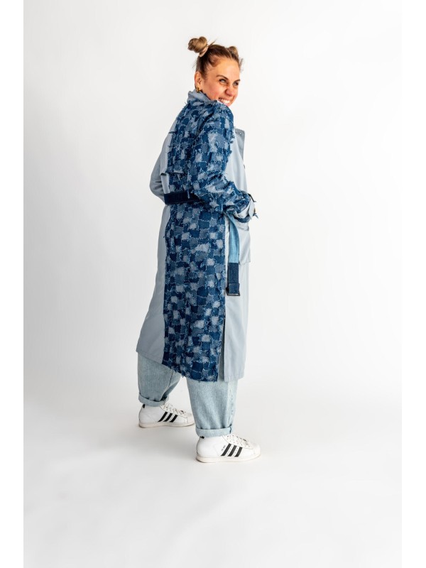 PŁASZCZ TRENCH NIEBIESKI PATCHWORK DENIM
